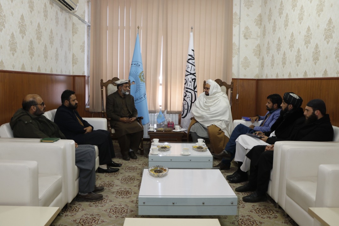 مولوی عبدالباقی حقانی سرپرست وزارت تحصیلات عالی با هیئت بنیاد الخدمت، در دفتر کارش دیدار نمود