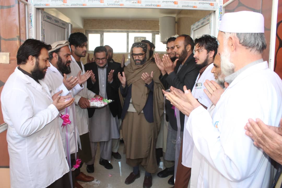 د لوړو زده کړو وزارت د علمي معین دوکتورلطف الله خیرخوا له لوري د ننګرهار په تدریسي روغتون کې د شاوخوا ۱۴ میلیونه افغانیو په ارزښت د طبي وسایلو او رغنیزو چارو پرانېسته وشوه!