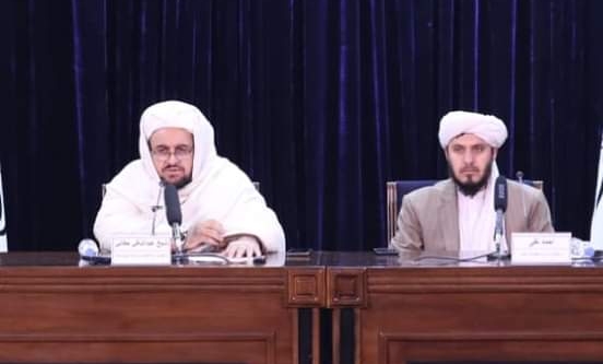 مولوی عبدالباقی حقانی سرپرست وزیر تحصیلات عالی طی یک کنفرانس مطبوعاتی در رابطه به  آغاز دروس پوهنتون های دولتی و سایر دستاورد های وزارت تحصیلات عالی به خبرنگاران معلومات داده به سوالات آنان پاسخ گفت