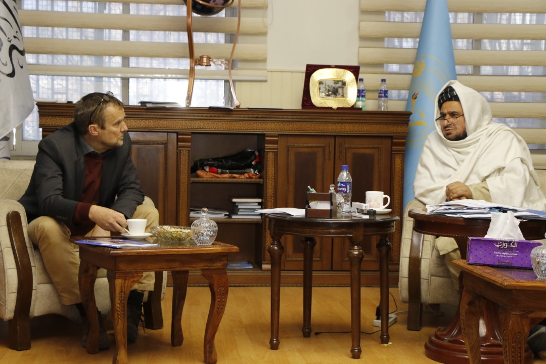 د لوړو زده کړو سرپرست وزیر په خپل کاري دفتر کې  د سره صلیب او اسلامي بانک له استازو سره ناسته ترسره کړه