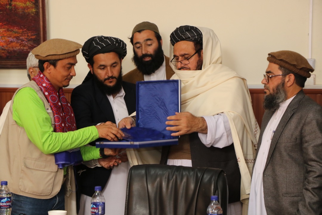 د لوړو زده کړو سرپرست وزیر مولوي عبدالباقي حقاني د مالیزیا هېواد خیریه ټولنو له استازو سره په خپل کاري دفتر کې وکتل.