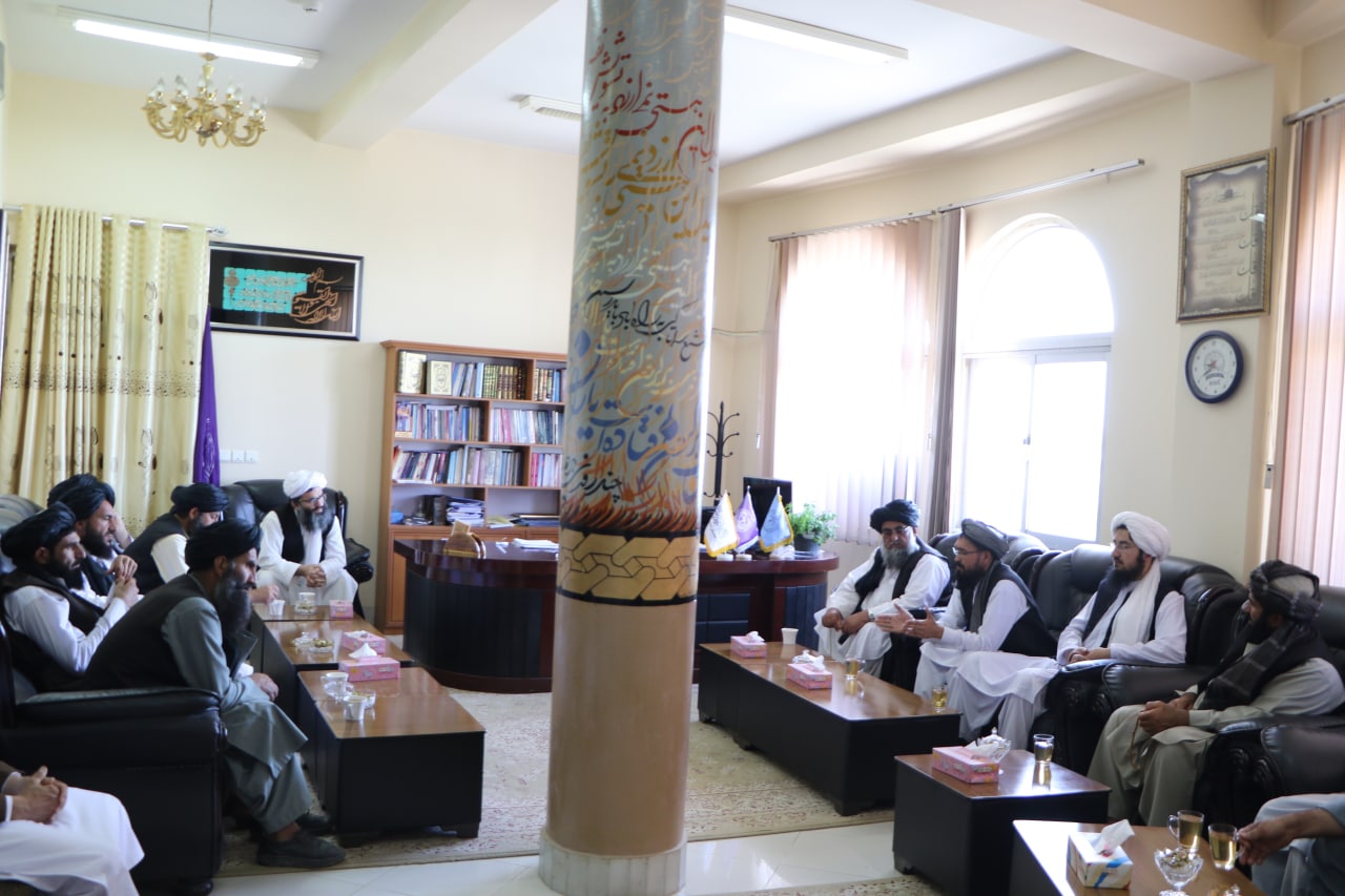 د لوړو زده کړو وزارت مالي او اداري معین او ورسره پلاوي د هرات پوهنتون له مسؤلینو سره لېدنه ترسره او د ستونزو حل ډاډ يې ورکړ.